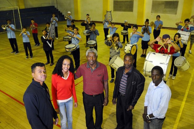 (Da esq. para dir.) Irajá e Silvia, filhos de Max (ao centro), e os irmãos Levi e Isaías |