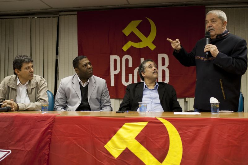 Haddad, Netinho (à esq.), dirigente do PCdoB e Lula: cantor desistiu de se candidatar à prefeitura para se aliar ao PT | Fábio Braga/Folhapress