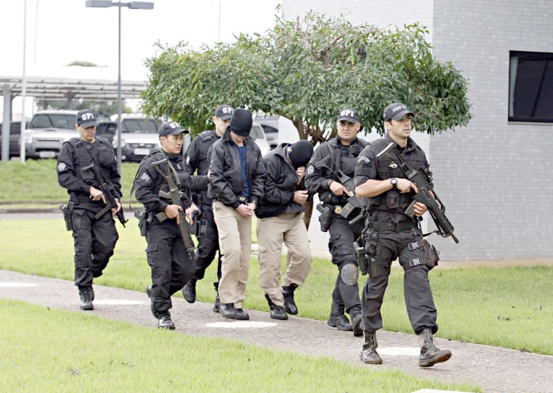 Acusados são escoltados pela PF: associação ao contrabando | Christian Rizzi/Gazeta do Povo