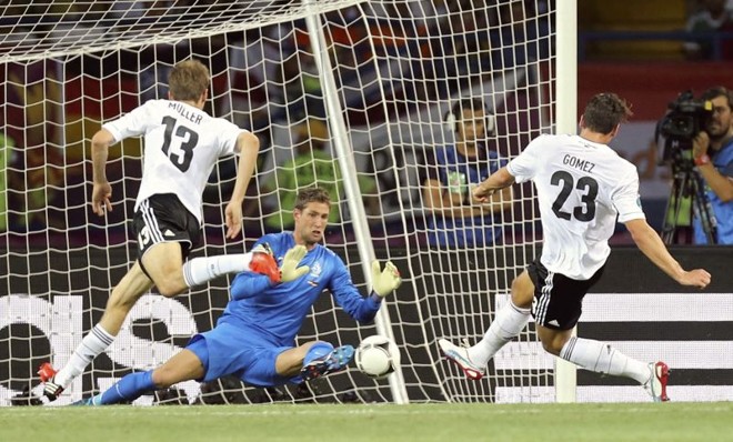 Mario Gomez chuta antes de marcar o primeiro gol dele no duelo contra a Holanda | AFP