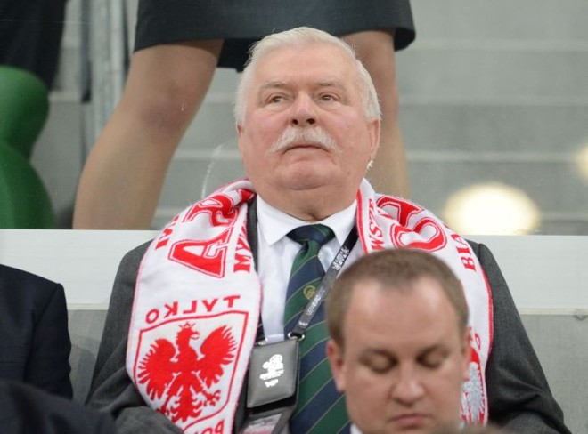 O ex-presidente polonês Lech Walesa acompanha a partida contra a República Tcheca em Wroclaw | 