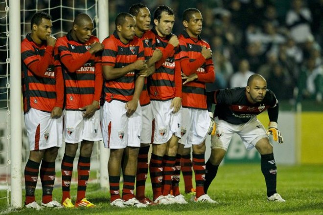 Barreira do Atlético-GO formada antes do gol de Marcel para o Coritiba | 