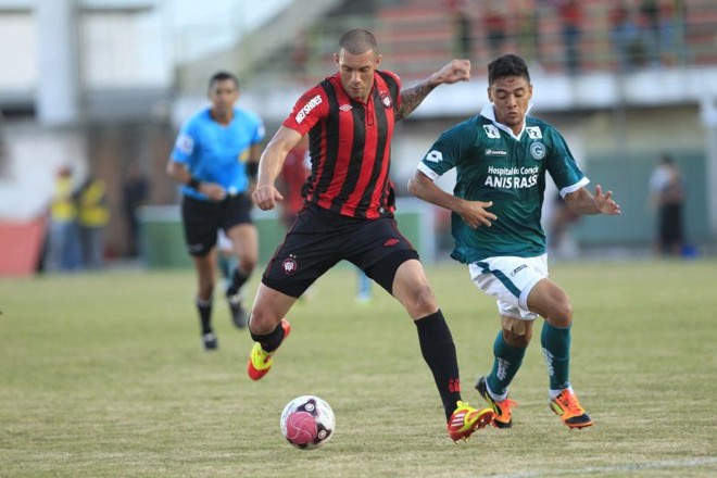 Fernandão chuta para o gol, mas o Atlético não sai do 0 a 0 | 