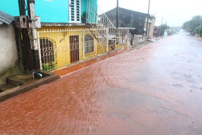 Na rua Seringueira, muita terra foi arrastada pela água para dentro das casas | 