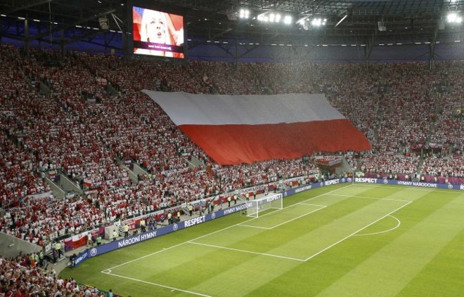 Torcida estende a bandeira da Polônia no estádio de Wroclaw na partida contra a República Tcheca | 