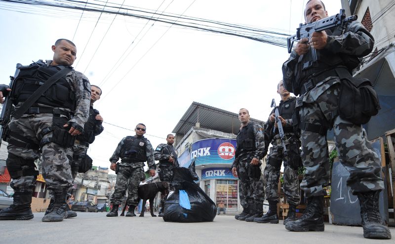 Policiais dos batalhões de Operações Especiais, de Polícia de Choque, de Operação com Cães e do Grupamento Aeromarítimo da PM entraram nas duas favelas e ocuparam ruas e vielas, fazendo um trabalho de busca a armas e drogas | AFP PHOTO/ANTONIO SCORZA