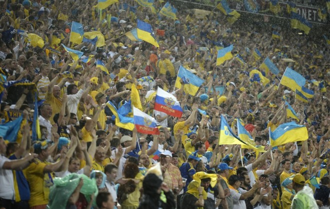 Torcida tomou chuva na Donbass Arena | 