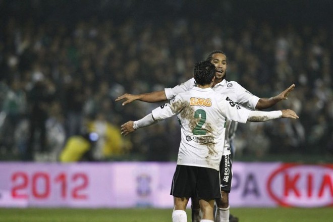 Everton Costa e Ayrton após a vitória no Couto Pereira |