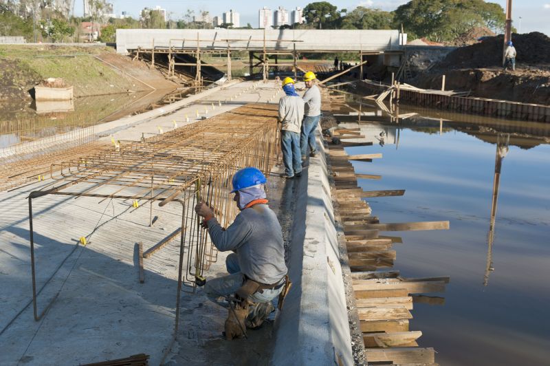 A galeria será instalada 70 centímetros acima do lago e ligará as duas partes do parque | Marcelo Andrade/ Gazeta do Povo