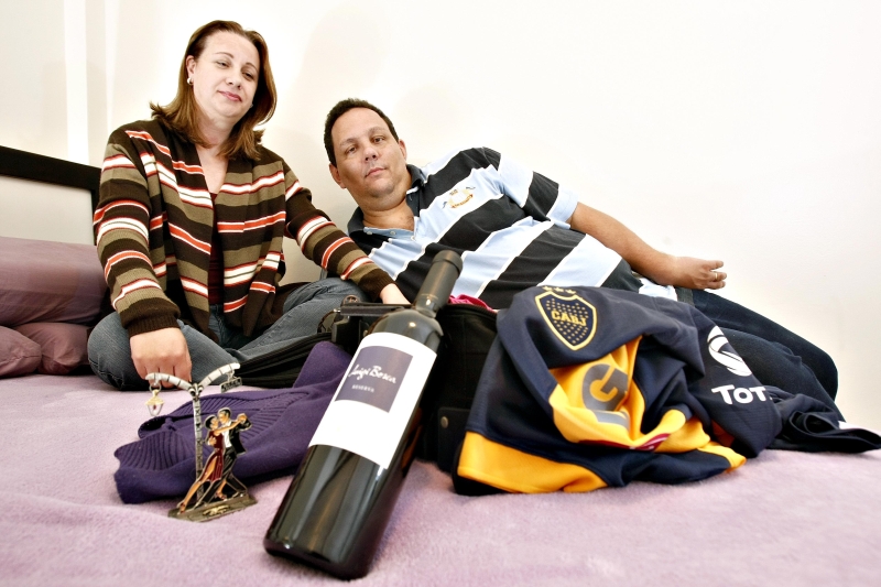 Renata e Hiron, com os recuerdos de Buenos Aires: eles viajaram, as malas ficaram | Hugo Harada / Gazeta do Povo