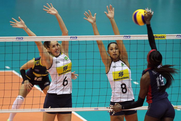 Brasil tenta bloqueio no ataque dos Estados Unidos: seleção perdeu por 3 sets a 1 | Gaspar Nóbrega / Vipcomm