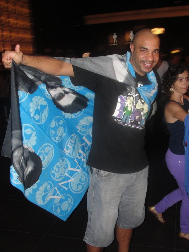 Com cartazes, capas e camisetas da banda, fãs declaravam o amor ao Legião Urbana |