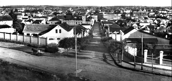 Vista de Curitiba feita do Alto do São Francisco, com a Rua Ébano Pereira em destaque. Foto do final de 1928 | CD/Arquivo
