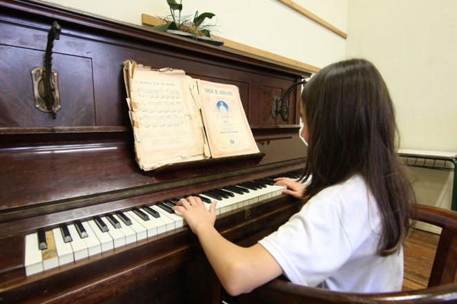 Aluna Aline em piano da década de 1920, no Colégio D. Pedro II | 