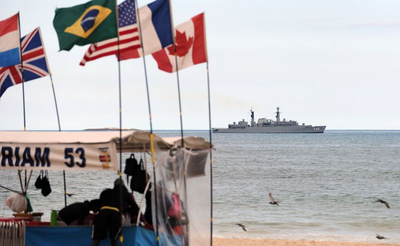 Fragata da Marinha brasileira monta guarda em praia do Rio de Janeiro, que sediará a Conferência da ONU sobre Desenvolvimento Sustentável e a Cúpula dos Povos | Vanderlei Almeida/AFP