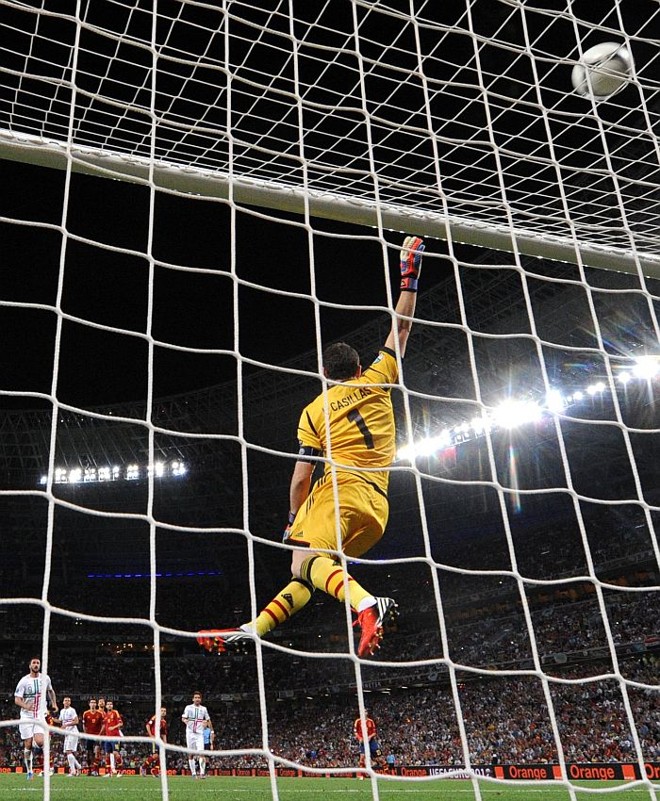 Casillas faz defesa na partida semifinal da Espanha contra Portugal |