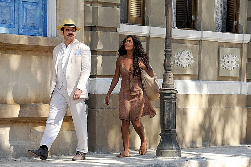 Nacib (Humberto Martins) e Gabriela (Juliana Paes) caminham pelas ruas de Ilheus | Estevam Avellar/TV Globo