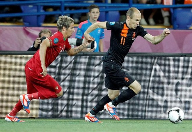 Robben tenta escapar da marcação do português Fábio Coentrão | 