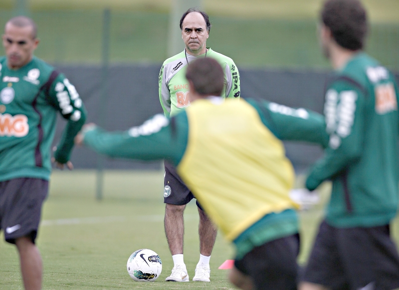 Marcelo Oliveira durante treino do Coritiba em Atibaia: trabalho e puxão de orelha nos jogadores | Jonathan Campos/ Gazeta do Povo