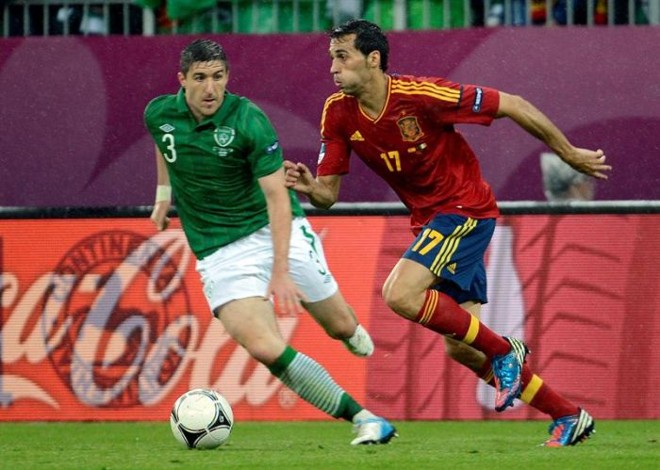 Arbeloa sai com a bola na goleada da Espanha sobre a Irlanda |