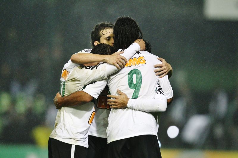 Jogadores do Coritiba se abraçam na comemoração contra a Portuguesa, no Couto Pereira: primeiros três pontos do time | Daniel Castellano/ Gazeta do Povo