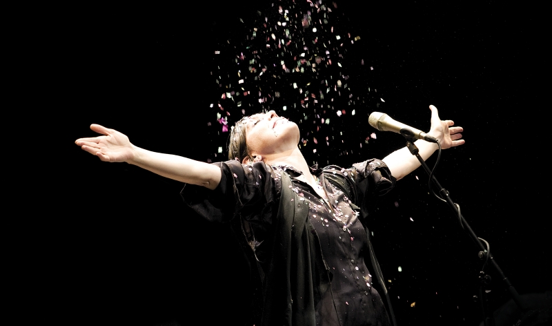 Adriana Calcanhotto, toda preta, sob chuva de confetes coloridos: samba camerístico | Caroline Bittencourt/Divulgação