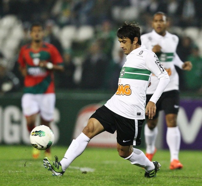 Meia-atacante Robinho fez sua estreia com a camisa do Coritiba |