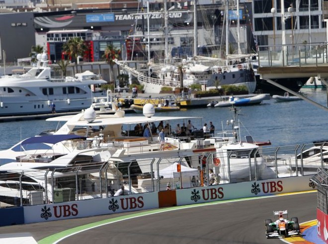 Paul di Resta pilota e, ao fundo, a bela imagem da marina cercada pelo circuito |