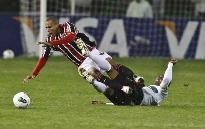 Luis Fabiano cai em disputa com Emerson |