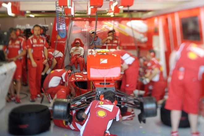 Felipe Massa cercado pela equipe de mecânicos, nos boxes da Ferrari |