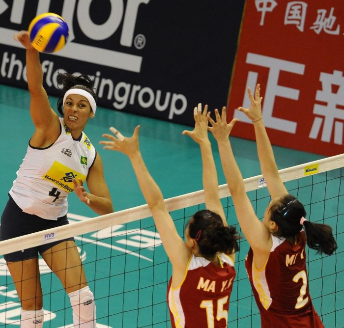 Paula enfrenta o bloqueio chinês na partida deste domingo | Divulgação/FIVB