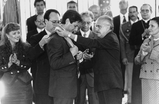 Fernando Collor recebe a faixa presidencial de José Sarney: novo presidente ficou menos de três anos no Palácio do Planalto | Ana Carolina Fernandes/AE