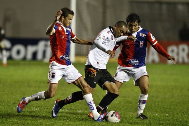 Alex Alves e Cambará em disputa de bola no duelo com o Joinville |