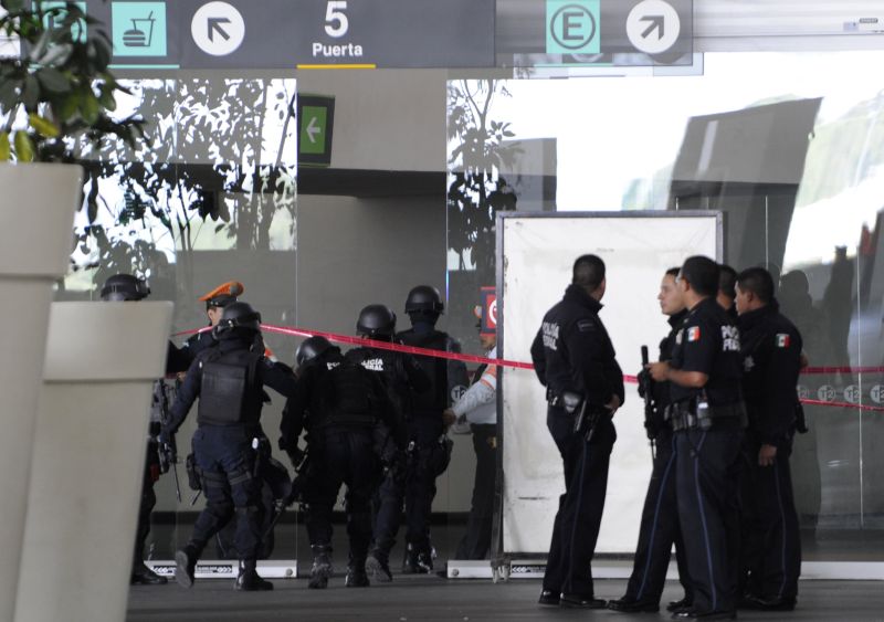 As fontes da segurança do aeroporto não puderam especificar o grupo policial ou militar dos atacantes | REUTERS/Alejandro Dias