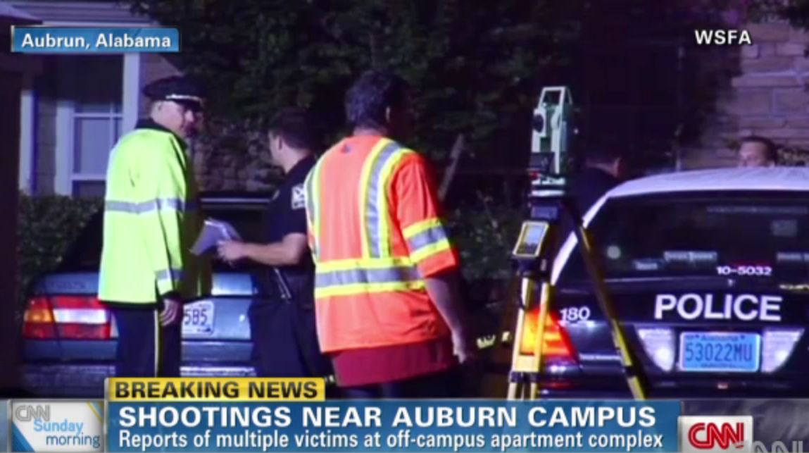 Policiais isolam campus em Auburn, nos Estados Unidos | Reprodução / CNN