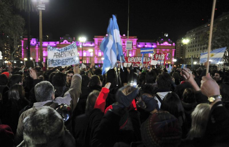 Manifestantes se reuniram em frente à Casa Rosada, em Buenos Aires, para protestar contra o governo da presidente Cristina Kirchner | Reuters