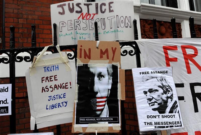 Cartazes de apoio a Julian Assange são coladas à grande da embaixada equatoriana em Londres | EFE/Andy Rain