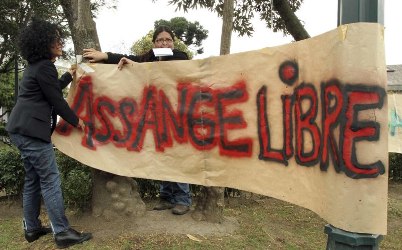 Cartaz em Quito, no Equador, pede a liberdade de Assange, fundador do Wikileaks. Ele pediu asilo no país | Stringer/Reuters