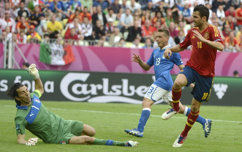 Fàbregas chuta para empatar o duelo entre Espanha e Itália | AFP