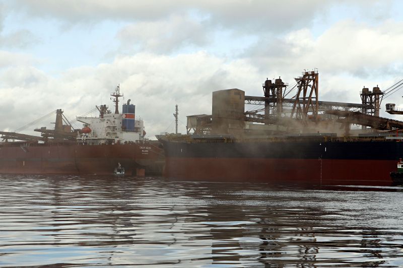 Poeira levantada durante o embarque de grãos: hoje não há programa conjunto de gestão de resíduos em Paranaguá, onde as proximidades do porto cheiram a soja molhada e fertilizantes | Felipe Rosa/Gazeta do Povo