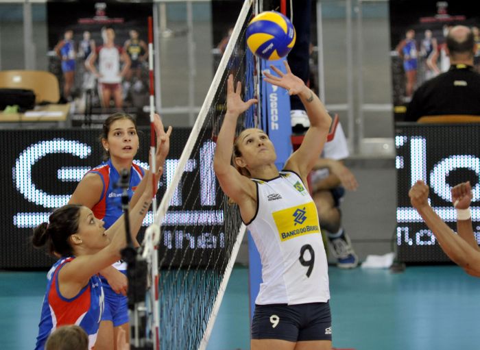 A levantadora Fernandinha foi testada como titular pelo técnico José Roberto Guimarães contra a Sérvia | FIVB