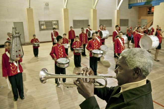 Maestro Max comanda a fanfarra da escola que conta com 50 alunos, entre músicos e dançarinas |