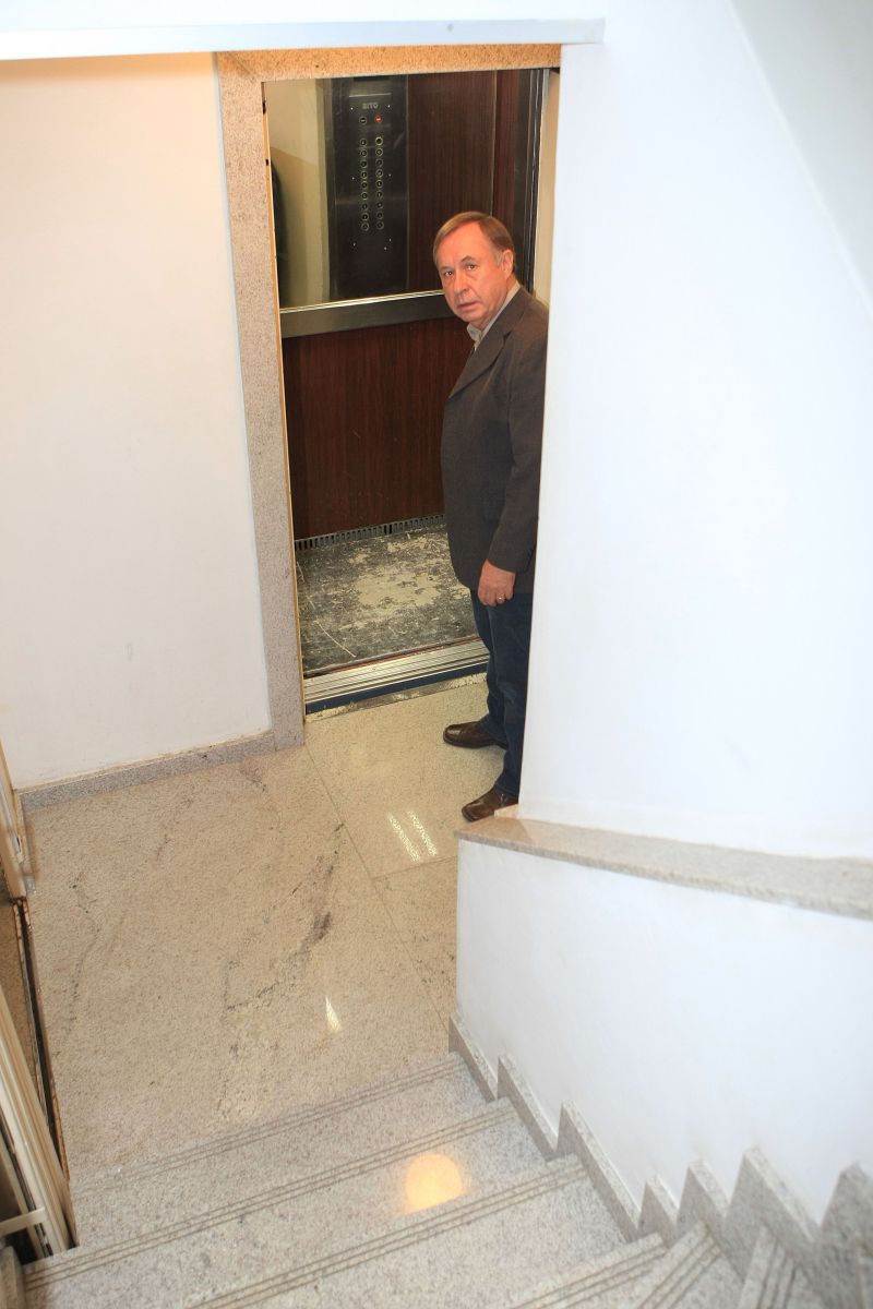 Dirceu Jarenko: de um lado a coluna, do outro a fiação elétrica ficou difícil instalar uma plataforma | Ivonaldo Alexandre/ Gazeta do Povo