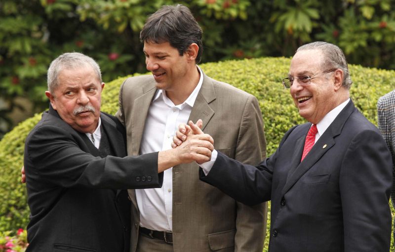 O ex-presidente Lula, com Haddad e Maluf comemoram aliança. Foto desagradou a então vice da chapa petista, Luiza Erundina | Adriana Spaca/Folhapress