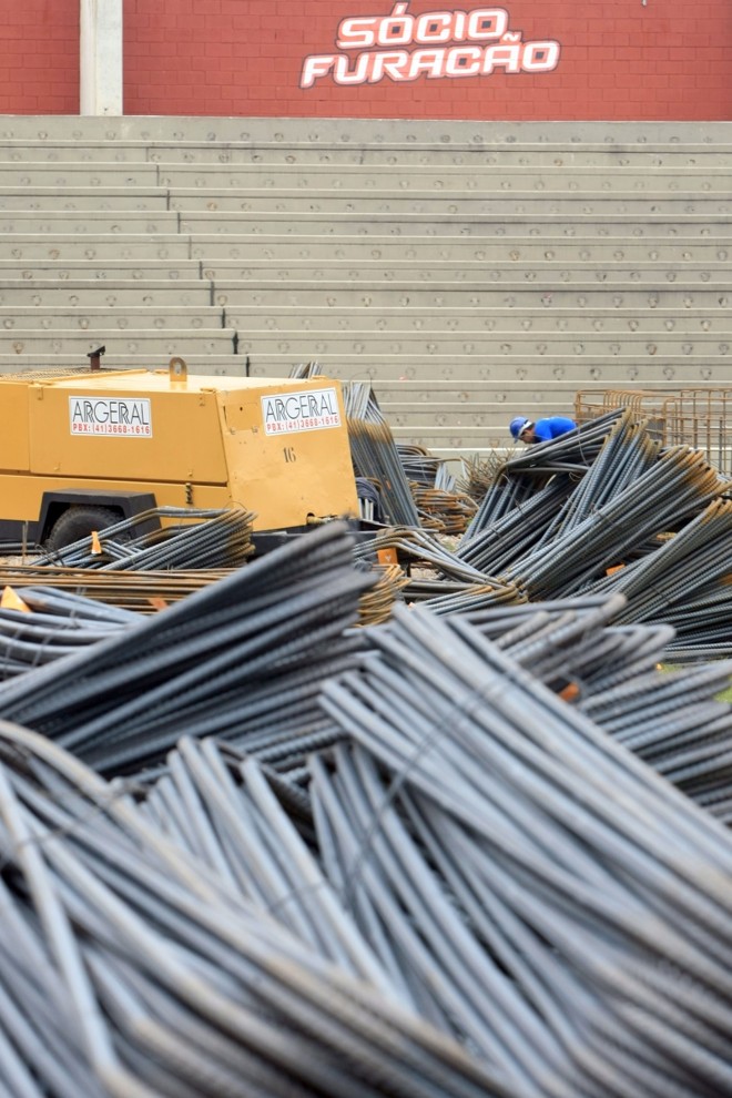 Operário trabalha na obra da Arena durante visita do ministro | Aniele Nascimento/ Gazeta do Povo