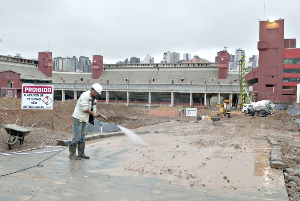 Operários trabalham na reforma da Arena da Baixada: estádio ganhou uma injeção de verba por parte do poder público | Marcelo Andrade/ Gazeta do Povo