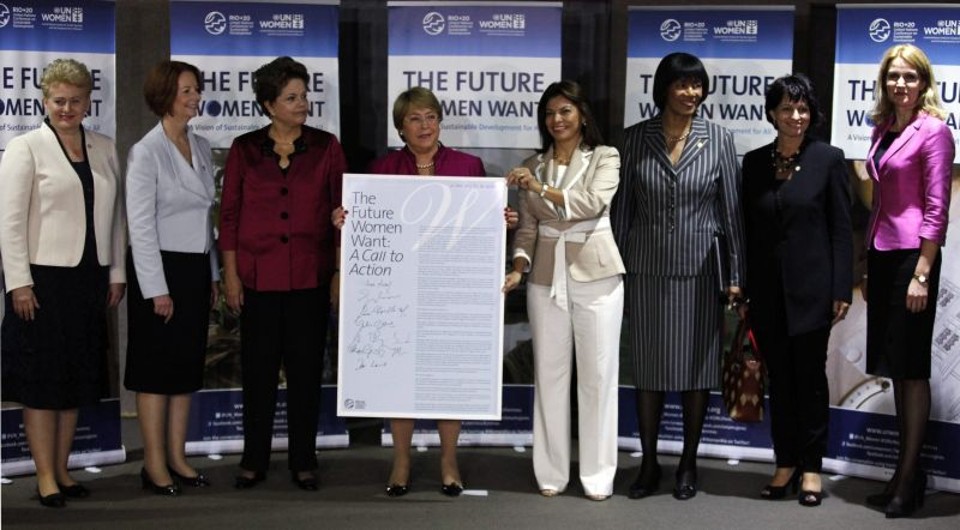 Da esquerda para a direita: Presidente da Lituânia Dalia Grybauskaite, premiê da Austrália Julia Gillard, presidente do Brasil Dilma Rousseff, ex-presidente do Chile Michelle Bachelet, presidente da Costa Rica Laura Chinchilla Miranda, premiê da Jamaica Portia Simpson Miller, representante de Trinidad e Tobago e premiê da Dinamarca Helle Thorning-Schmidt posam para foto | REUTERS/Paulo Whitaker