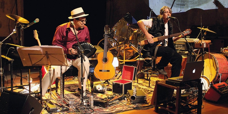 Indioney Rodrigues e Ricardo Janotto: espetáculo reúne experimentações eruditas e canções populares | Fernanda de Souza / Divulgação