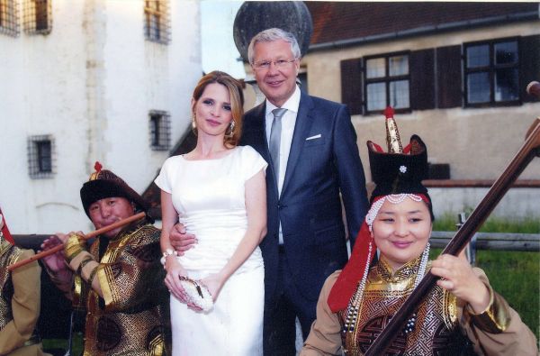 No Castelo de Ingolstadt, Alemanha, o prefeito daquela cidade, Alfred Lehmann, com a noiva, Christina, saudados em sua recepção por exótica banda da Mongólia. Os brincos e pulseira da noiva traziam a grife da curitibana Maria Ignez Simões | Divulgação