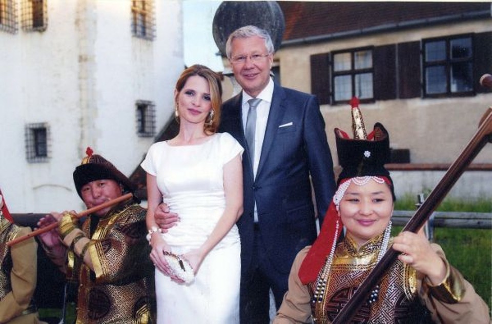 No Castelo de Ingolstadt, Alemanha, o prefeito daquela cidade, Alfred Lehmann, com a noiva, Christina, saudados em sua recepção por exótica banda da Mongólia. Os brincos e pulseira da noiva traziam a grife da curitibana Maria Ignez Simões | Divulgação